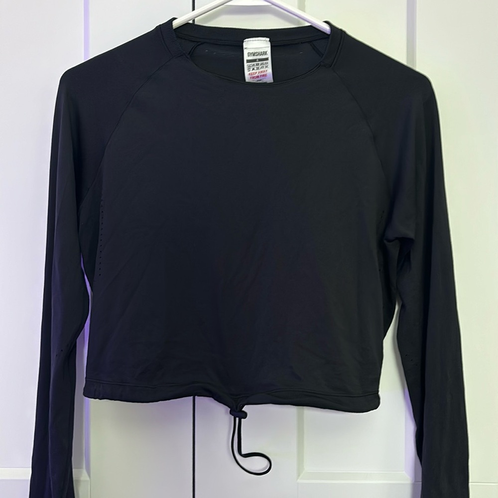 GYMSHARK black Long Sleeve Basic Cropped Athletic Shirt - size small